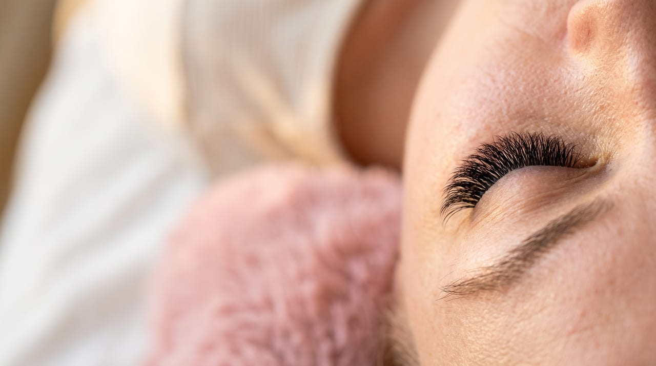Close de olhos fechados com extensão de cílios em volume